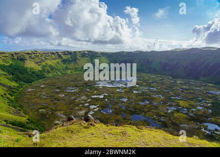 Il cratere dormiente di Rano Kau è la principale fonte d'acqua per i residenti dell'Isola di Pasqua. Foto Stock