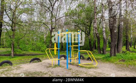 Campo sportivo vuoto per la palestra all'aperto. Simulatori sportivi nel parco. Palestra all'aperto o attrezzature fitness nel parco pubblico. Foto Stock