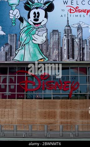 Il Disney Store si imbarcarà su Times Square a causa delle ribellazioni e dei saccheggi a New York durante la pandemia COVID-19. Foto Stock