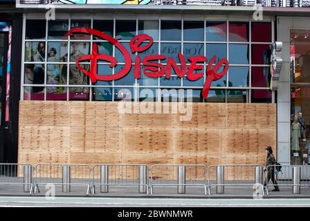 Il Disney Store si imbarcarà su Times Square a causa delle ribellazioni e dei saccheggi a New York durante la pandemia COVID-19. Foto Stock