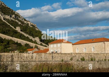 Guardando le residenze passate verso le mura di Ston, un sistema di fortificazione del 14 ° secolo a Ston, Croazia Foto Stock