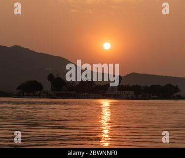 Tramonto sul Lago di Pichola. Foto di alta qualità