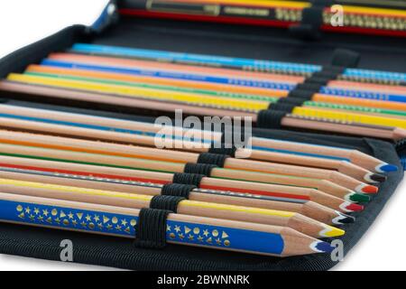 Custodia a matita da scuola con matite di diversi colori Foto Stock