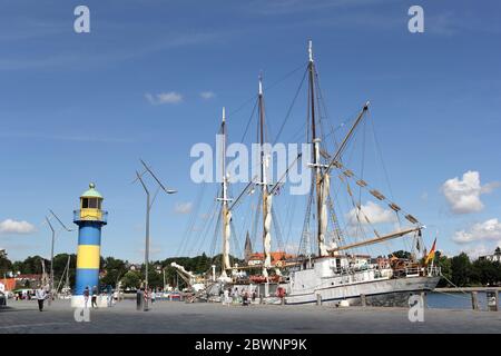 La nave di addestramento velico Großherzogin Elisabeth nel porto di Eckernförde in Germania Foto Stock