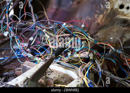 Il sistema di cablaggio della vecchia vettura che viene riparato Foto Stock