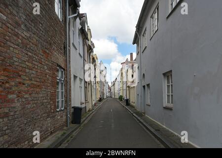 Tipico vicolo stretto con edifici residenziali nel centro storico della città anseatica Luebeck, Germania, selezionato focus Foto Stock