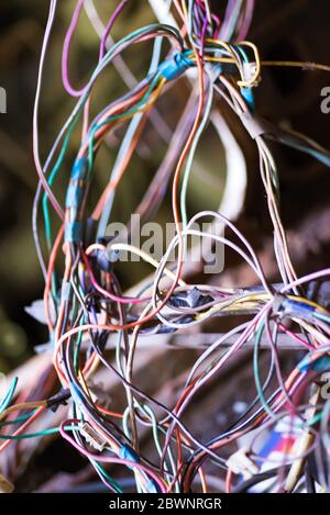 Il sistema di cablaggio della vecchia vettura che viene riparato Foto Stock