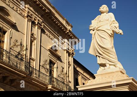 Statua di San Pietro nella Cattedrale di Siracusa, Sicilia, Italia Foto Stock