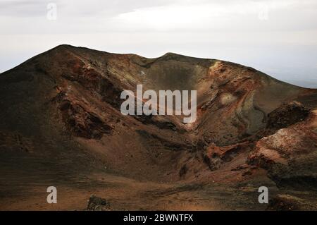 Antico cratere sull'Etna, Sicilia, Italia Foto Stock