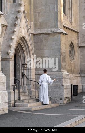 Altare ragazzo fuori dalla chiesa di Mattia sulla collina di Buda a Budapest Foto Stock