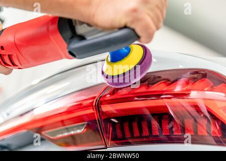 riparazione e lucidatura dei fari posteriori e della carrozzeria delle auto di lusso Foto Stock