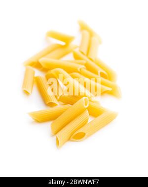 Pasta di penne non cotte. Pasta italiana secca isolata su fondo bianco. Foto Stock