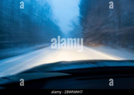 Strada di campagna al crepuscolo durante una bizzarda nel Michigan centrale, Stati Uniti Foto Stock