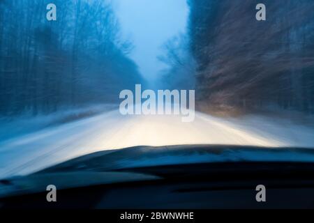 Strada di campagna al crepuscolo durante una bizzarda nel Michigan centrale, Stati Uniti Foto Stock