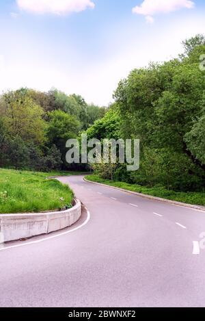 Curva lungo lo skyline, guida nel parco verde Foto Stock