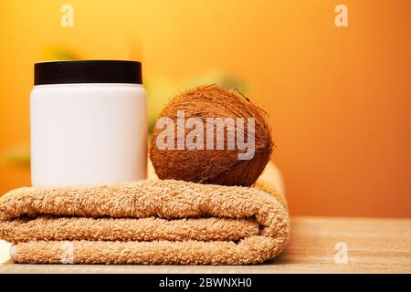 Cosmetici naturali a base di olio di cocco per un trattamento termale Foto Stock