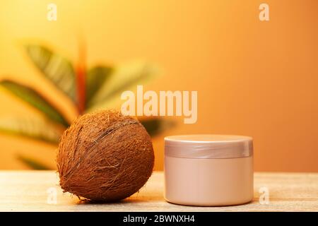 Cosmetici naturali a base di olio di cocco per un trattamento termale Foto Stock