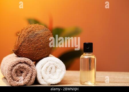 Cosmetici naturali a base di olio di cocco per un trattamento termale Foto Stock