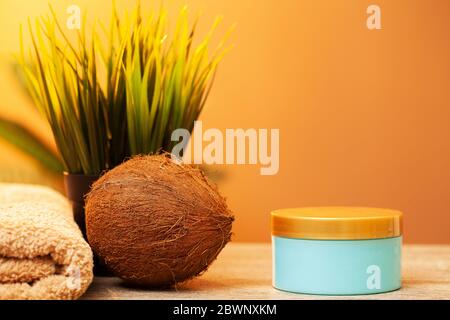 Cosmetici naturali a base di olio di cocco per un trattamento termale Foto Stock