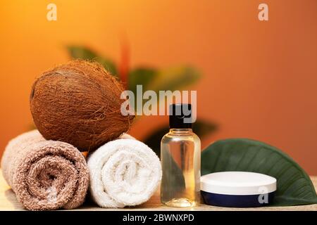 Cosmetici naturali a base di olio di cocco per un trattamento termale Foto Stock
