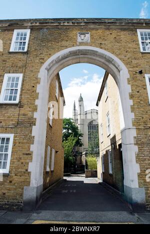 Arco tra la casa di St Luke's Street, la chiesa di St Lukes visto in lontananza, il Royal Borough di Kensington e Chelsea Londra Foto Stock