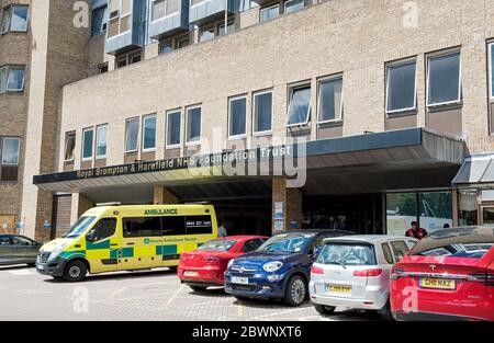 Royal Brompton Hospital & Harefield NHS Foundation Trust Chelsea Wing con auto e ambulanze parcheggiate fuori Sydney Street Chelsea Londra Regno Unito Foto Stock