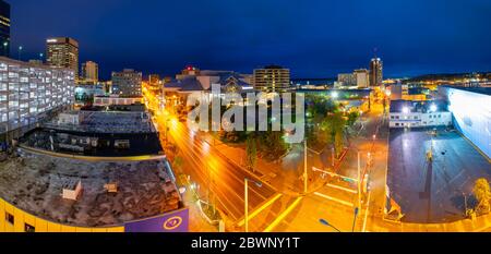 Anchorage Downtown vista aerea compreso l'edificio dell'Hilton Anchorage Hotel di notte nel centro di Anchorage, Alaska, AK, USA. Foto Stock