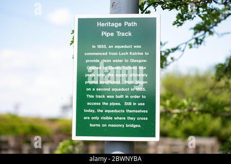 Cartello informativo Loch Katrine Heritage Pipe Track, Killearn, Stirlingshire, Scozia, Regno Unito Foto Stock