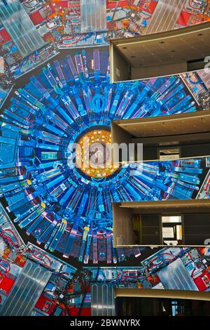 Immagine ingrandita di un rilevatore di particelle montato su una parete interna di un edificio di uffici al CERN di Ginevra Foto Stock