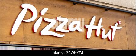 Il logo Pizza Hut sul loro ristorante nello Strand. Foto Stock