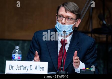 Washington, Stati Uniti d'America. 02 giugno 2020. Il Dott. Jeffery D. Allen, direttore medico dell'Ufficio federale delle carceri, testimonia durante l'audizione del Comitato giudiziario del Senato degli Stati Uniti intitolata 'esaminare le migliori pratiche per incarcerazione e detenzione durante COVID-19,' nel Dirksen Building a Washington, DC martedì 2 giugno 2020.Credit: Tom Williams/Pool via CNP | Use Worldwide Credit: notizie dal vivo su dpa/Alamy Foto Stock