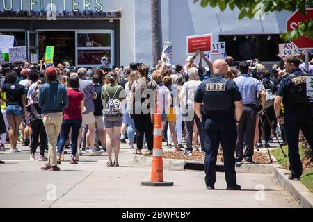 05-30-2020 Tulsa USA due poliziotti hanno una discussione mentre si levano in piedi dalla folla pacificamente protestante per BLM Foto Stock