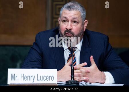 Washington, Stati Uniti d'America. 02 giugno 2020. Henry Lucero, direttore esecutivo associato, operazioni di applicazione e rimozione presso l'immigrazione e l'applicazione doganale degli Stati Uniti, testimonia durante l'audizione del Comitato giudiziario del Senato degli Stati Uniti intitolata "Exceeding Best Practices for incarceration and carceration during COVID-19", nel Dirksen Building di Washington, DC, martedì 2 giugno 2020.Credit: Tom Williams/Pool via CNP | utilizzo nel mondo Credit: dpa/Alamy Live News Foto Stock