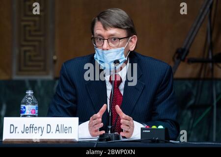 Washington, Stati Uniti d'America. 02 giugno 2020. Il Dott. Jeffery D. Allen, direttore medico dell'Ufficio federale delle carceri, testimonia durante l'audizione del Comitato giudiziario del Senato degli Stati Uniti intitolata 'esaminare le migliori pratiche per incarcerazione e detenzione durante COVID-19,' nel Dirksen Building a Washington, DC martedì 2 giugno 2020.Credit: Tom Williams/Pool via CNP | Use Worldwide Credit: notizie dal vivo su dpa/Alamy Foto Stock