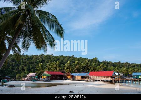 Villaggio sull'isola di Koh Rong, Sihanoukville, Cambogia Foto Stock