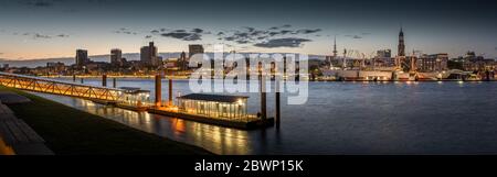 Panorama dello skyline di Amburgo al tramonto Foto Stock