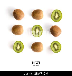 Motivo senza cuciture con kiwi. Sfondo astratto tropicale. Kiwi su sfondo bianco. Foto Stock