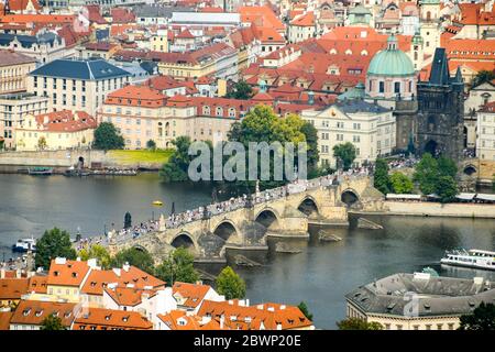 PRAGA, REPUBBLICA CECA - LUGLIO 2018: Vista aerea del Ponte Carlo e barche sul fiume Moldava a Praga visto dalla Torre Petrin Foto Stock