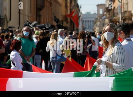 Roma, Italia. 02 giugno 2020. I simpatizzanti di centro-destra partecipano a una dimostrazione anti-governativa. I partiti di centro-destra forza Italia, Fratelli d'Italia e Lega Salvini hanno celebrato la Giornata della Repubblica con iniziative in diverse città italiane contro il governo dopo l'allentamento delle restrizioni di blocco volte a frenare la diffusione della pandemia del COVID-19. Credit: Riccardo De Luca - Update Images/Alamy Live News Foto Stock