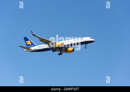 Volo Icelandair Boeing 757-256 atterrando all'aeroporto Heathrow di Londra, London Borough of Hillingdon, Greater London, England, Regno Unito Foto Stock