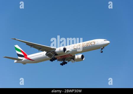 Emirates Boeing 777-300 atterra all'aeroporto di Heathrow, London Borough of Hillingdon, Greater London, England, Regno Unito Foto Stock