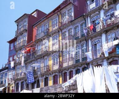 Case a schiera storiche nel quartiere Ribeira, Porto (Oporto), Regione Norte, Portogallo Foto Stock