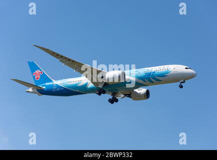 China Southern Airlines Boeing 787-9 Dreamliner atterra all'aeroporto di Heathrow, Borough of Hillingdon, Greater London, England, Regno Unito Foto Stock