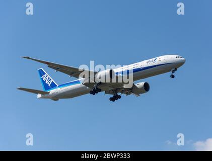 Tutti gli aeromobili Nippon Airways Boeing 777-381 atterrano all'aeroporto Heathrow di Londra, London Borough di Hillingdon, Greater London, England, Regno Unito Foto Stock