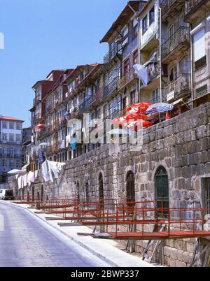 Case a schiera storiche nel quartiere Ribeira, Porto (Oporto), Regione Norte, Portogallo Foto Stock