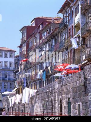 Case a schiera storiche nel quartiere Ribeira, Porto (Oporto), Regione Norte, Portogallo Foto Stock