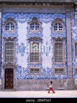 Azulejo ceramica di rivestimento sul lato della Chiesa di nostra Signora del Carmo (Igreja do Carmo), Rua do Carmo, Porto (Oporto), Regione Norte, Portogallo Foto Stock