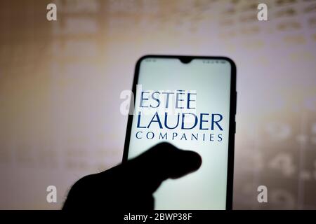 In questa illustrazione fotografica viene visualizzato il logo Estée Lauder Companies sullo smartphone. Foto Stock