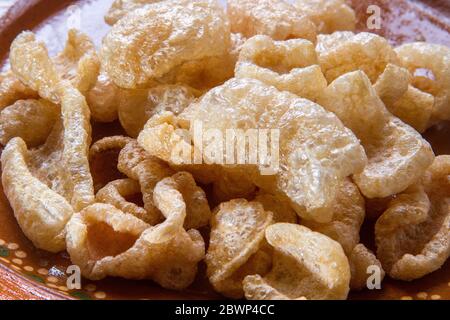 Chicharron messicano tradizionale (scorze di maiale) Foto Stock