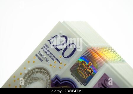 Banconote da 20 sterline. Angolo della pila. Nuovi soldi britannici dei polimeri. Foto macro. Foto Stock